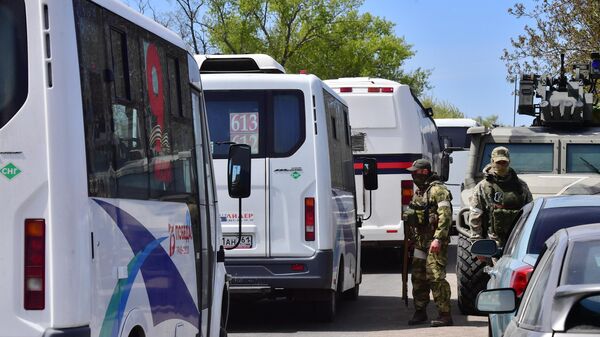 Ônibus com refugiados fazem fila para checagem na vila de Bezymennoye, na República Popular de Donetsk (RPD) - Sputnik Brasil