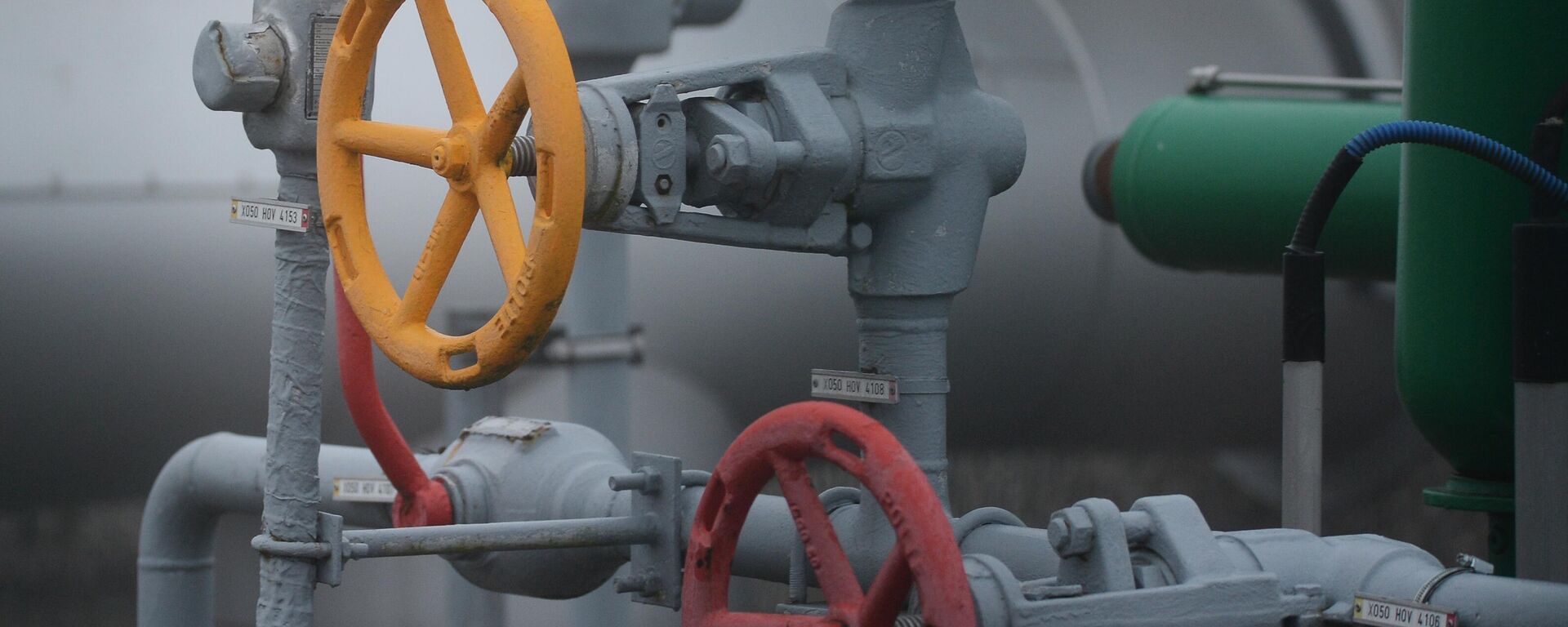 Válvulas de tubulação do gasoduto Gazela, que transporta gás russo para a União Europeia, entre a República Tcheca e a Alemanha, em 23 de novembro de 2021 - Sputnik Brasil, 1920, 14.07.2022