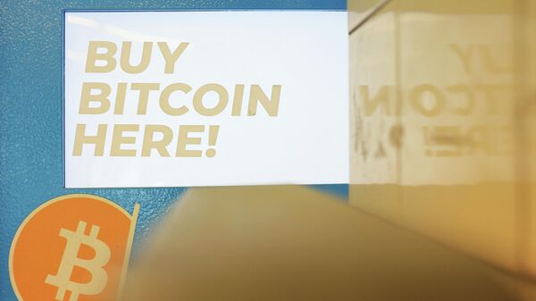 Um caixa eletrônico Bitcoin é visto na estação de metrô Clark Street em 13 de junho de 2022 no bairro Brooklyn Heights, no Brooklyn, em Nova York - Sputnik Brasil