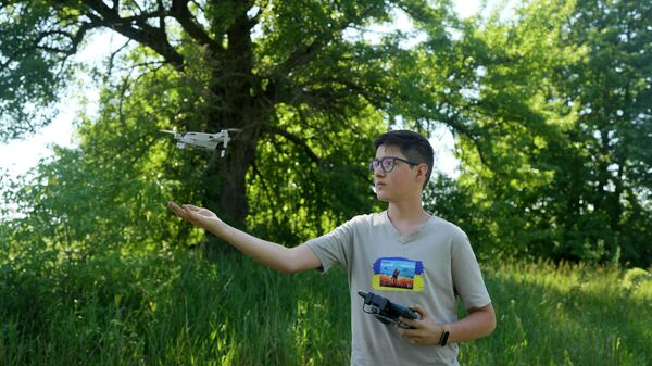 Andrei Pokrasa, 15, pousa seu drone na mão durante uma entrevista à Associated Press em Kiev, Ucrânia, 11 de junho de 2022 - Sputnik Brasil
