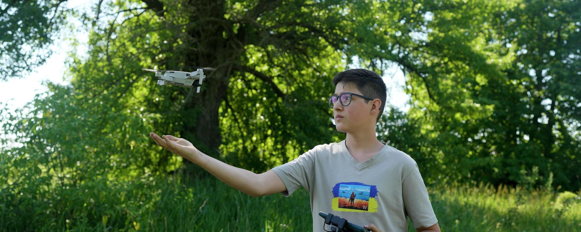 Andrei Pokrasa, 15, pousa seu drone na mão durante uma entrevista à Associated Press em Kiev, Ucrânia, 11 de junho de 2022 - Sputnik Brasil, 1920, 01.07.2022