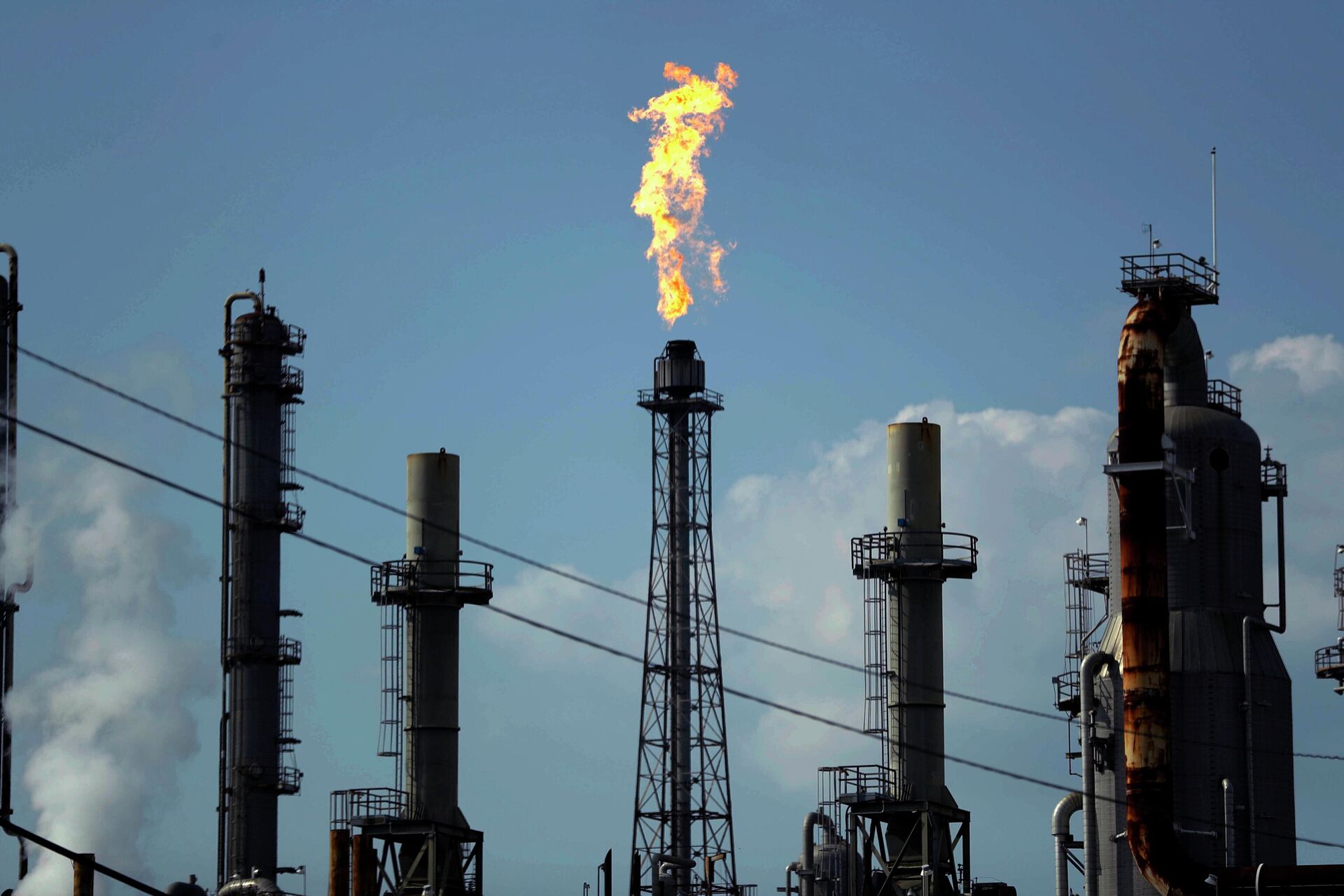 Uma chama queima em uma refinaria então operada pela Shell e atualmente de posse da mexicana Pemex, em Deer Park, Texas, EUA, 31 de agosto de 2017 - Sputnik Brasil, 1920, 02.07.2022