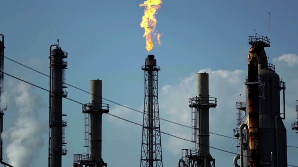 Uma chama queima em uma refinaria então operada pela Shell e atualmente de posse da mexicana Pemex, em Deer Park, Texas, EUA, 31 de agosto de 2017 - Sputnik Brasil