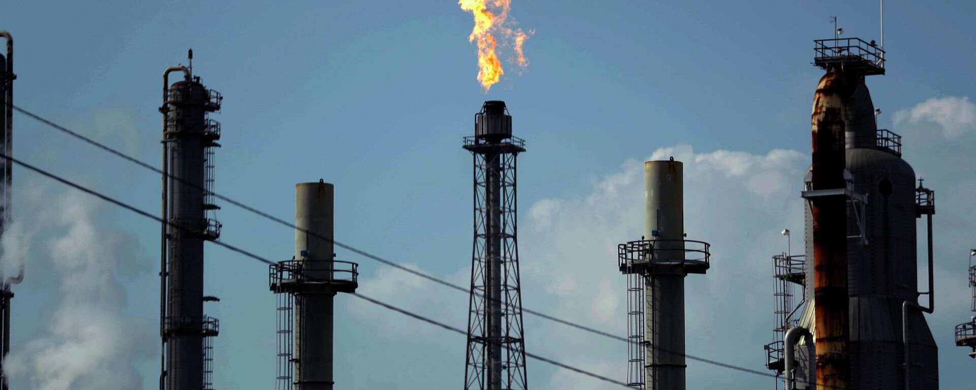 Uma chama queima em uma refinaria então operada pela Shell e atualmente de posse da mexicana Pemex, em Deer Park, Texas, EUA, 31 de agosto de 2017 - Sputnik Brasil, 1920, 06.11.2023