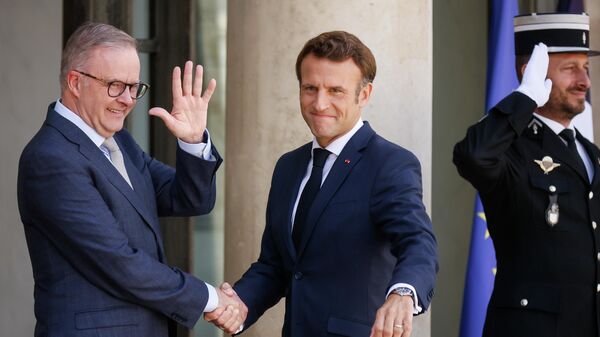 O premiê australiano, Anthony Albanese (à esquerda), aperta a mão do presidente francês, Emmanuel Macron (à direita), durante visita ao Palácio do Eliseu, em Paris, 1º de julho de 2022 - Sputnik Brasil