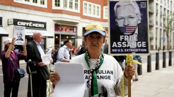 Manifestantes seguram cartazes em apoio ao ativista Julian Assange, que está em risco de ser extraditado aos EUA, Londres, Reino Unido, 1º de julho de 2022 - Sputnik Brasil