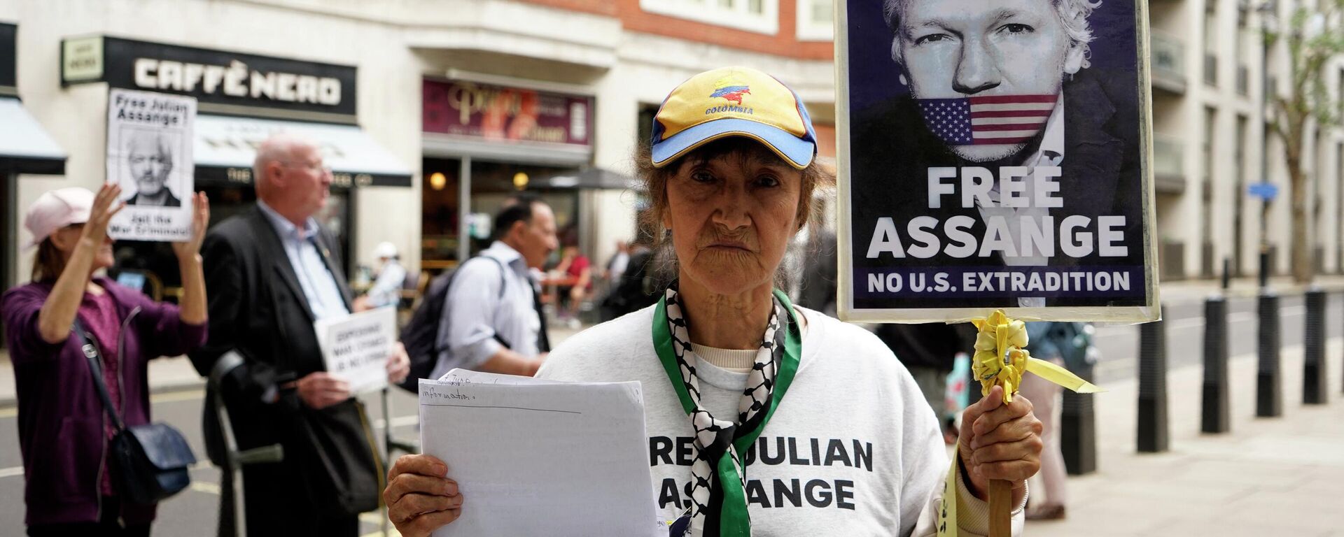 Manifestantes seguram cartazes em apoio ao ativista Julian Assange, que está em risco de ser extraditado aos EUA, Londres, Reino Unido, 1º de julho de 2022 - Sputnik Brasil, 1920, 02.07.2022