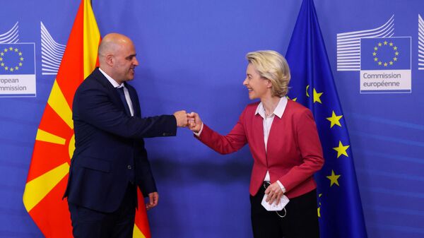 O primeiro-ministro da Macedônia do Norte, Dimitar Kovacevski, é recebido pela presidente da Comissão Europeia, Ursula von der Leyen, antes de uma reunião sobre a situação na Ucrânia em Bruxelas, Bélgica, em 4 de fevereiro de 2022 - Sputnik Brasil