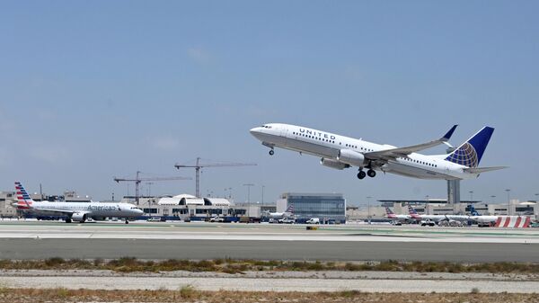 Boeing 737 da United Airlines decola do Aeroporto Internacional de Los Angeles (LAX) em Los Angeles, 16 de junho de 2022 - Sputnik Brasil