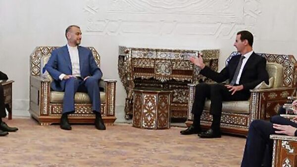 No fundo, Hossein Amirabdollahian, ministro das Relações Exteriores do Irã (à esquerda), falando com Bashar al-Assad, presidente da Síria, em Damasco, Síria, 2 de julho de 2022 - Sputnik Brasil