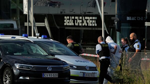 A polícia dinamarquesa prende uma pessoa, que se acredita ser o suspeito, no local do shopping Fields, em Copenhague, na Dinamarca, em 3 de julho de 2022, após um tiroteio - Sputnik Brasil