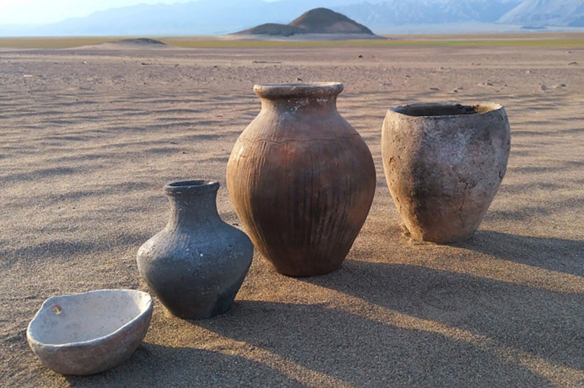 Vasos de cerâmica encontrados em um cemitério da República de Tuva, no sul da Sibéria - Sputnik Brasil, 1920, 04.07.2022