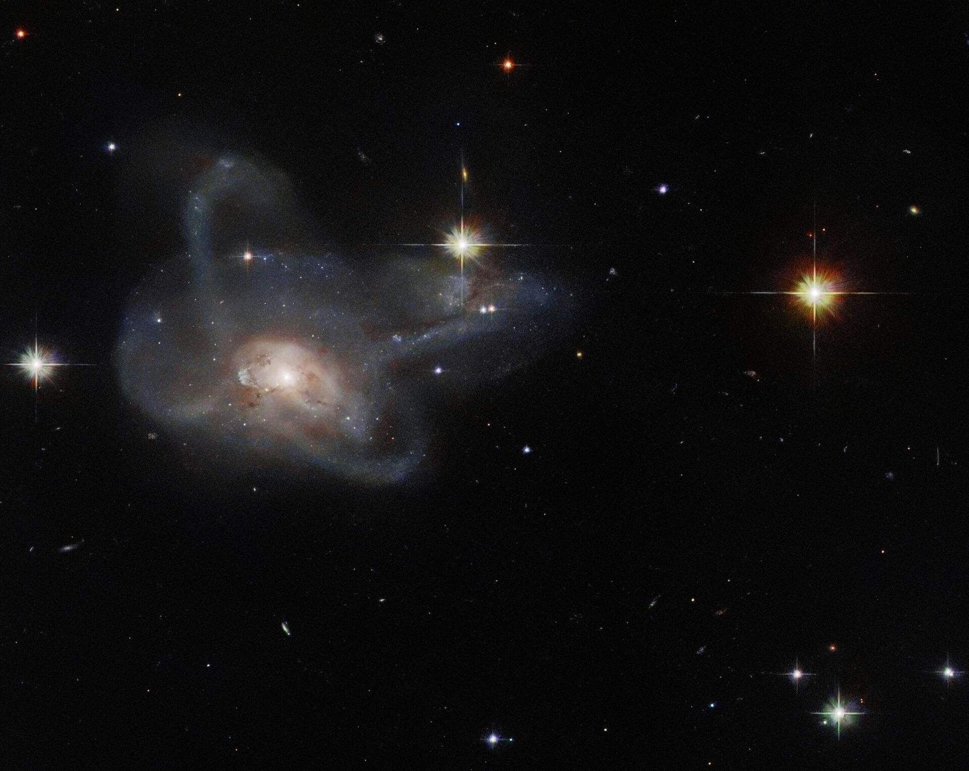 A CGCG 396-2 é uma galáxia incomum multibraços, localizada na constelação Orion, a aproximadamente 520 milhões de anos-luz da Terra - Sputnik Brasil, 1920, 04.07.2022