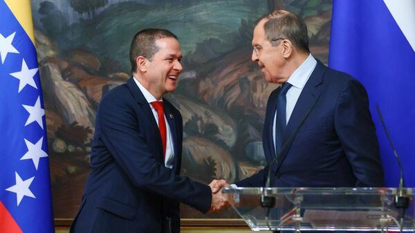 O ministro das Relações Exteriores da Rússia, Sergei Lavrov (à direita), e seu equivalente venezuelano, Carlos Faría, durante coletiva de imprensa após encontro em Moscou, 4 de julho de 2022 - Sputnik Brasil