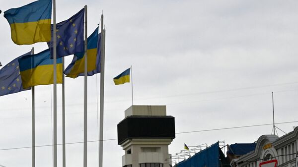 Bandeiras da Ucrânia e da União Europeia tremulando em Kiev, Ucrânia, 24 de junho de 2022 - Sputnik Brasil