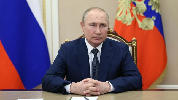 O presidente russo, Vladimir Putin, dirige uma saudação em vídeo aos participantes do IX Fórum das Regiões Russas e Belarussas, em Moscou, 1º de julho de 2022 - Sputnik Brasil