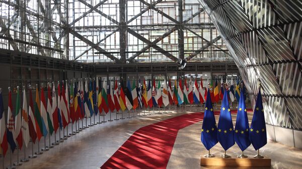 Bandeiras nacionais das nações europeias diante do tapete vermelho saudando a reunião dos líderes UE-Bálcãs Ocidentais em Bruxelas, 23 de junho de 2022 - Sputnik Brasil