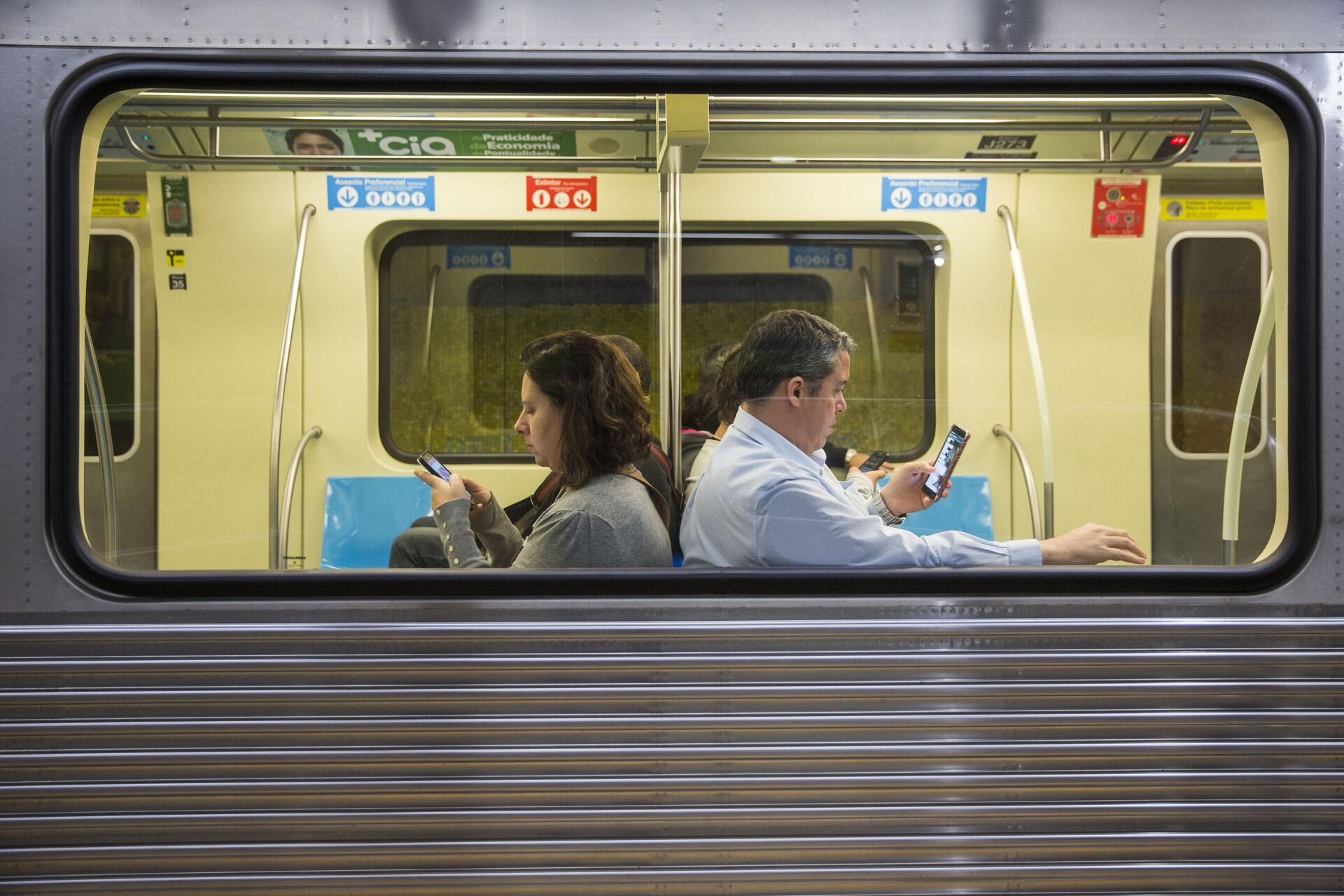 Passageiros usam celulares dentro de metrô em São Paulo, em 25 de julho de 2018 - Sputnik Brasil, 1920, 22.09.2023