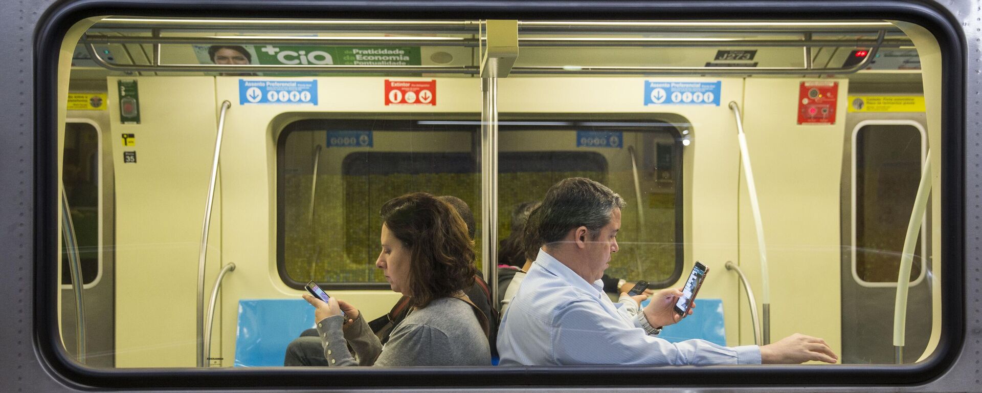 Passageiros usam celulares dentro de metrô em São Paulo, em 25 de julho de 2018 - Sputnik Brasil, 1920, 22.10.2022