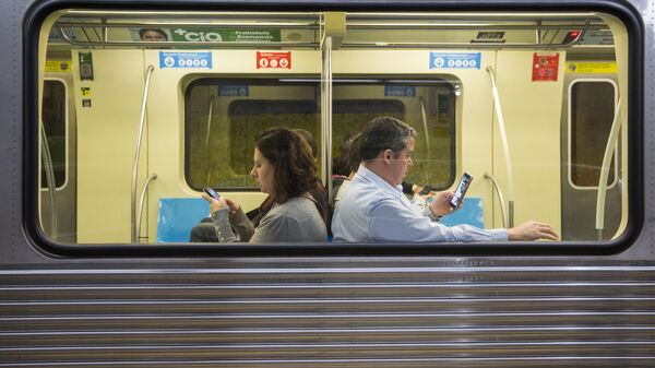 Passageiros usam celulares dentro de metrô em São Paulo, em 25 de julho de 2018 - Sputnik Brasil