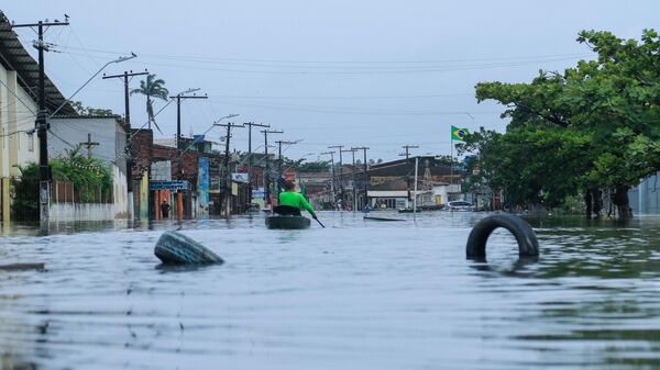 Alagoas tem sofrido com fortes chuvas; o volume da água tem transbordado rios e lagoas. Em Maceió, bairros próximos à lagoa Mundau amanheceram alagados. Mais da metade dos municípios alagoanos declararam estado de emergência - Sputnik Brasil