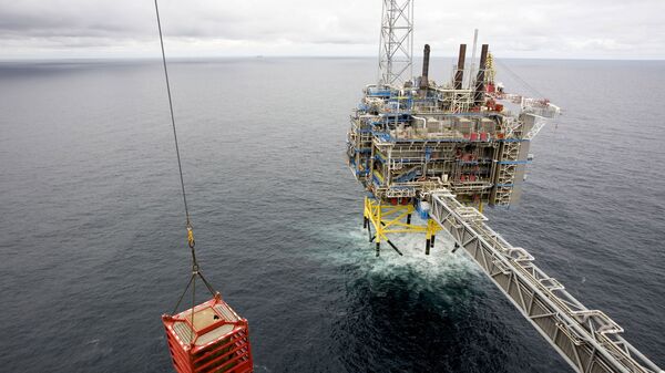 Um contêiner é erguido por um guindaste na plataforma de gás Sleipner, a cerca de 250 km da costa da Noruega, no mar do Norte, 15 de maio de 2008 - Sputnik Brasil