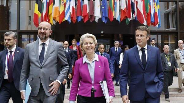 Presidente do Conselho Europeu, Charles Michel, a presidente da Comissão Europeia, Ursula von der Leyen, e o presidente da França, Emmanuel Macron, em Bruxelas, 24 de junho de 2022 - Sputnik Brasil