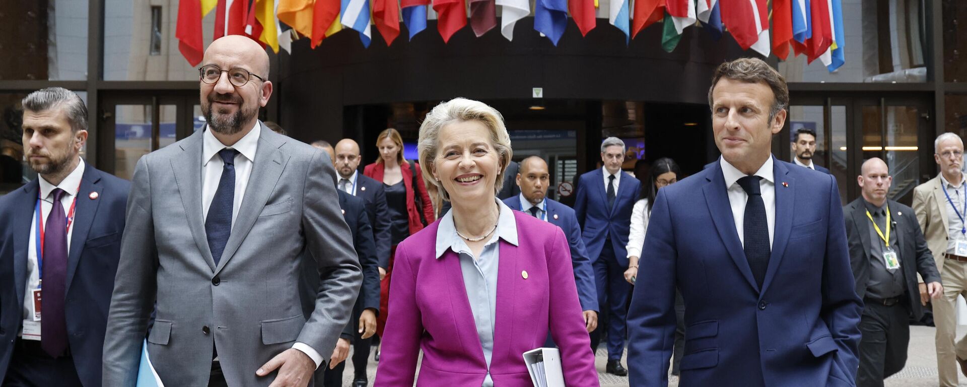 Presidente do Conselho Europeu, Charles Michel, a presidente da Comissão Europeia, Ursula von der Leyen, e o presidente da França, Emmanuel Macron, em Bruxelas, 24 de junho de 2022 - Sputnik Brasil, 1920, 05.07.2022