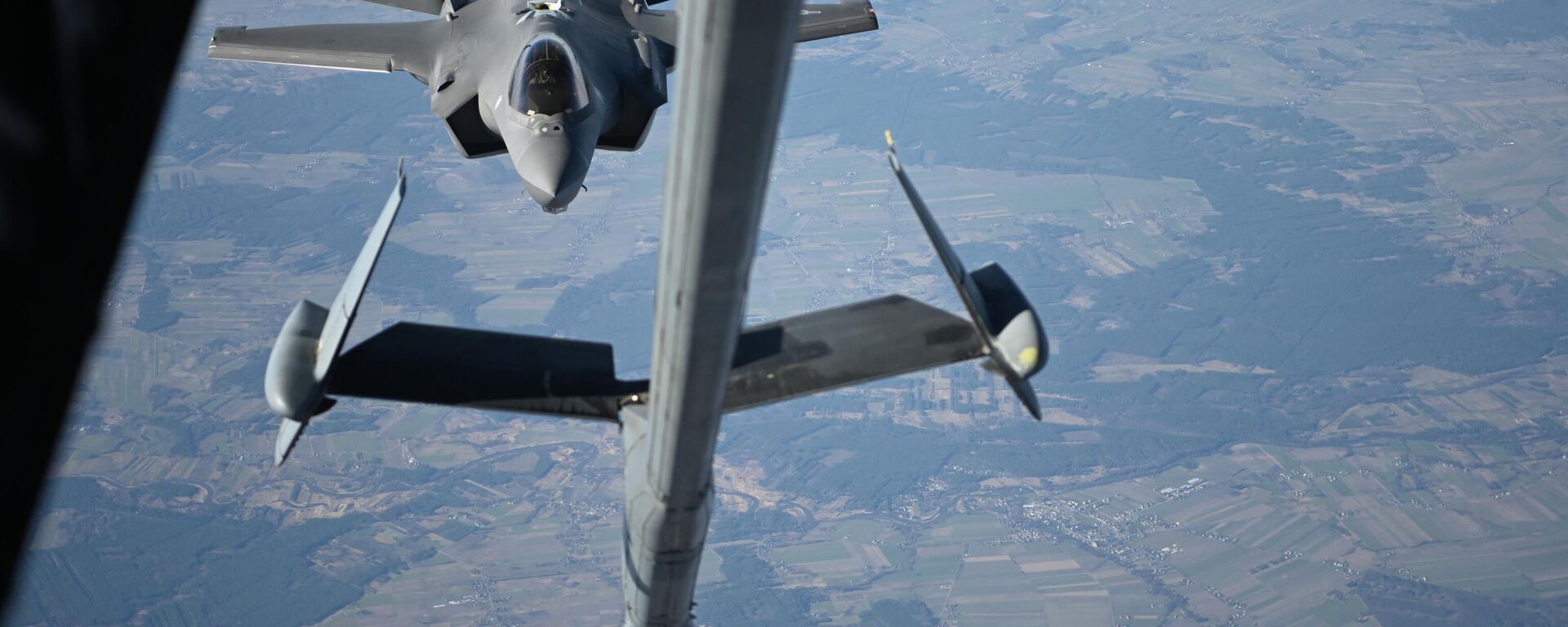 Nesta imagem obtida do Departamento de Defesa dos EUA, uma aeronave F-35 Lightning II da Força Aérea dos EUA é reabastecida por uma aeronave KC-10 Extender sobre a Polônia em 24 de fevereiro de 2022 - Sputnik Brasil, 1920, 05.07.2022