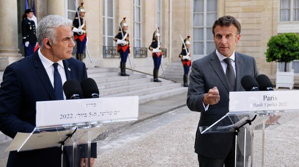 O primeiro-ministro de Israel Yar Lapid (E) e o presidente da França Emmanuel Macron (D) fazem uma declaração após sua reunião no palácio do Eliseu em Paris, em 5 de julho de 2022 - Sputnik Brasil