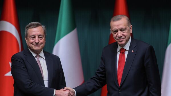 Primeiro-ministro italiano, Mario Draghi, e o presidente turco, Recep Tayyip Erdogan, após coletiva de imprensa conjunta em Ancara, Turquia, 5 de julho de 2022 - Sputnik Brasil
