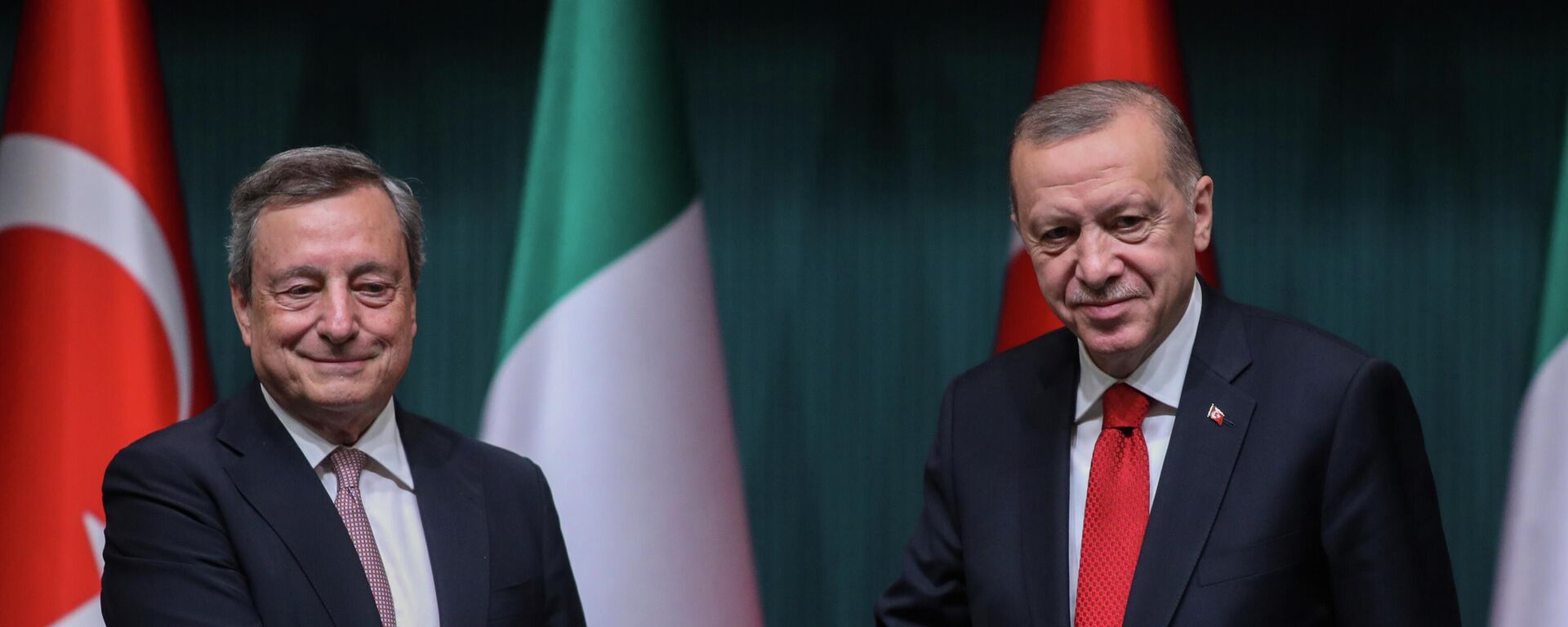 Primeiro-ministro italiano, Mario Draghi, e o presidente turco, Recep Tayyip Erdogan, após coletiva de imprensa conjunta em Ancara, Turquia, 5 de julho de 2022 - Sputnik Brasil, 1920, 06.07.2022