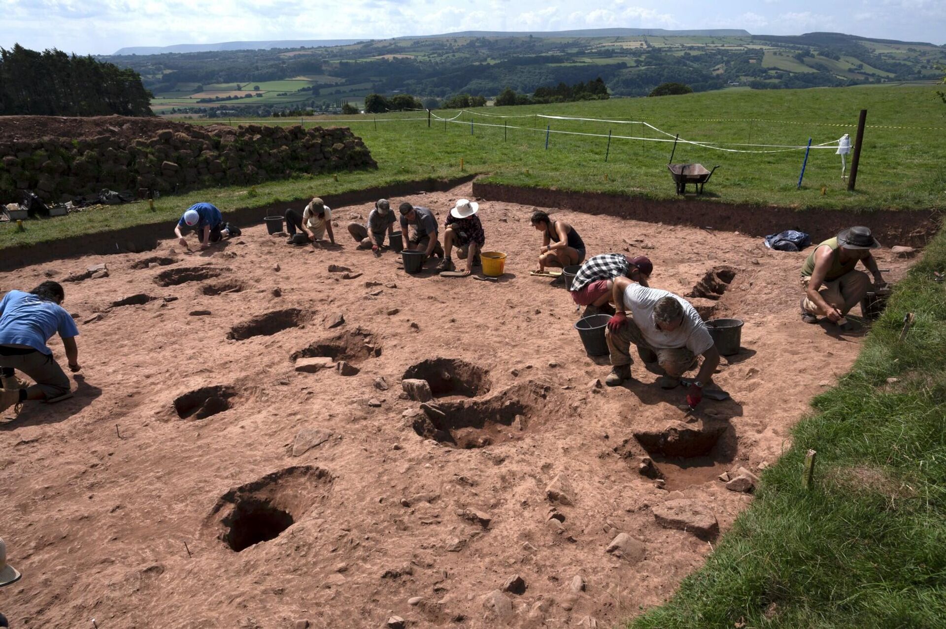 Uma equipe de arqueólogos da Universidade de Manchester começou a escavar pela primeira vez uma tumba de cinco mil anos relacionada com a lenda do rei Artur - Sputnik Brasil, 1920, 06.07.2022