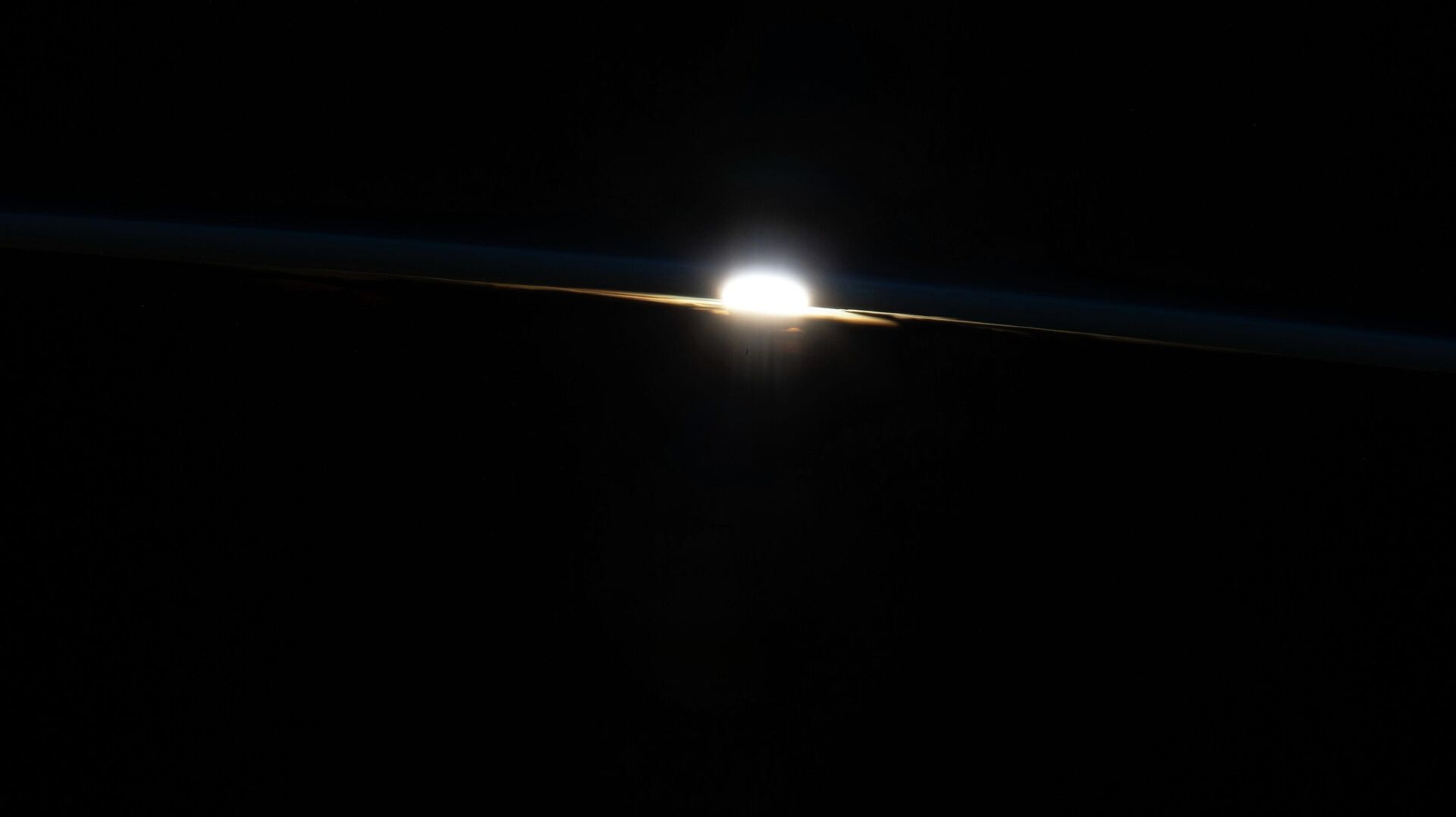 A NASA mostrou os últimos raios de um pôr do sol orbital explodindo através do horizonte, enquanto a Estação Espacial Internacional voava a 415 quilômetros sobre o Brasil - Sputnik Brasil, 1920, 06.07.2022
