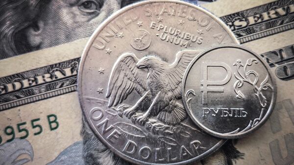 Moeda russa, rublo, com cédulas e moedas de dólar - Sputnik Brasil