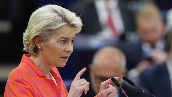 A presidente da Comissão Europeia, Ursula von der Leyen, discursa no Parlamento Europeu durante a apresentação do programa de atividades da presidência da República Tcheca na UE, em 6 de julho de 2022, em Estrasburgo, no leste da França - Sputnik Brasil