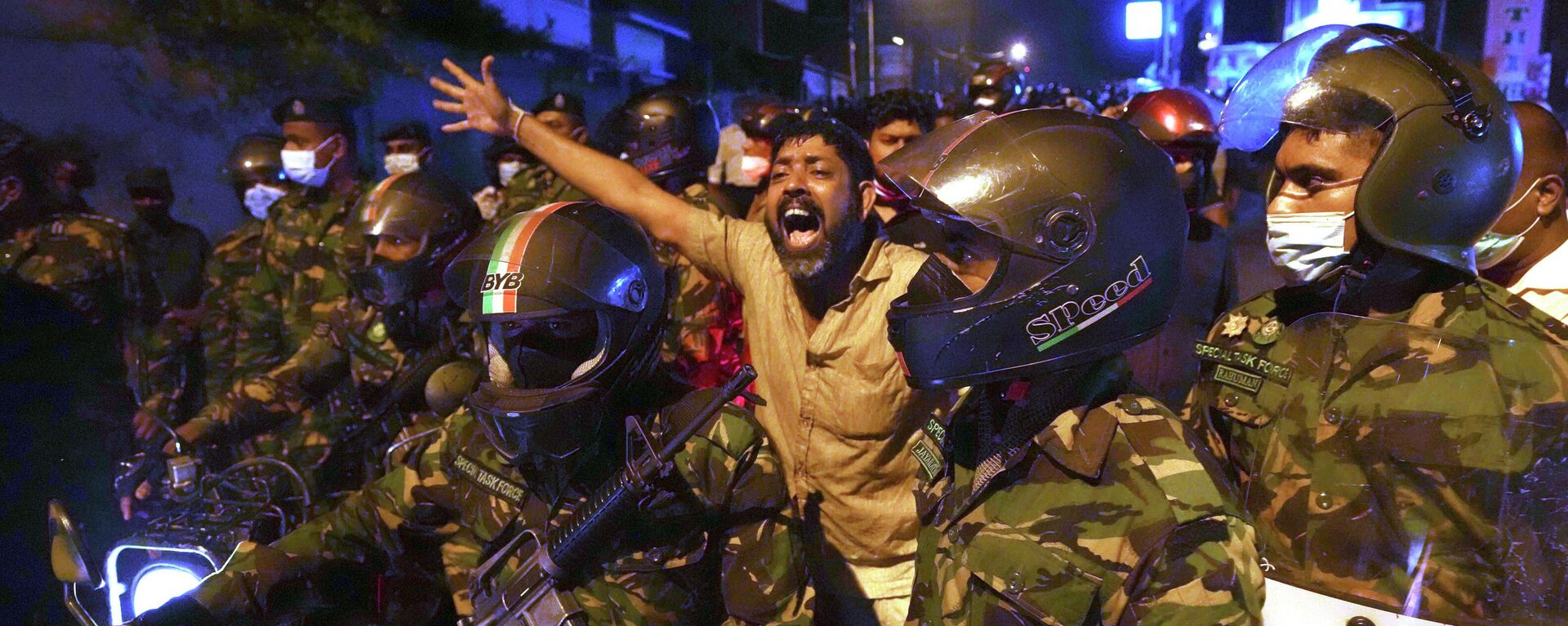 Homem grita slogans contra o governo durante protesto perto da residência privada presidencial, nos arredores de Colombo, Sri Lanka, 31 de março de 2022 - Sputnik Brasil, 1920, 06.07.2022