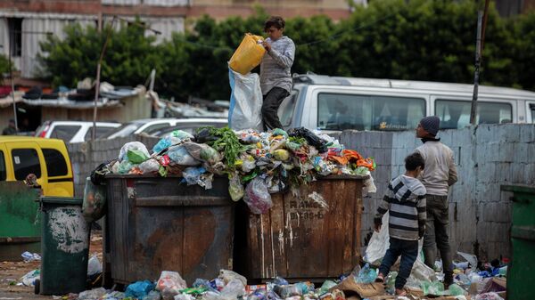 Crianças buscam objetos de valor em uma lixeira perto de um mercado em Beirute, Líbano - Sputnik Brasil