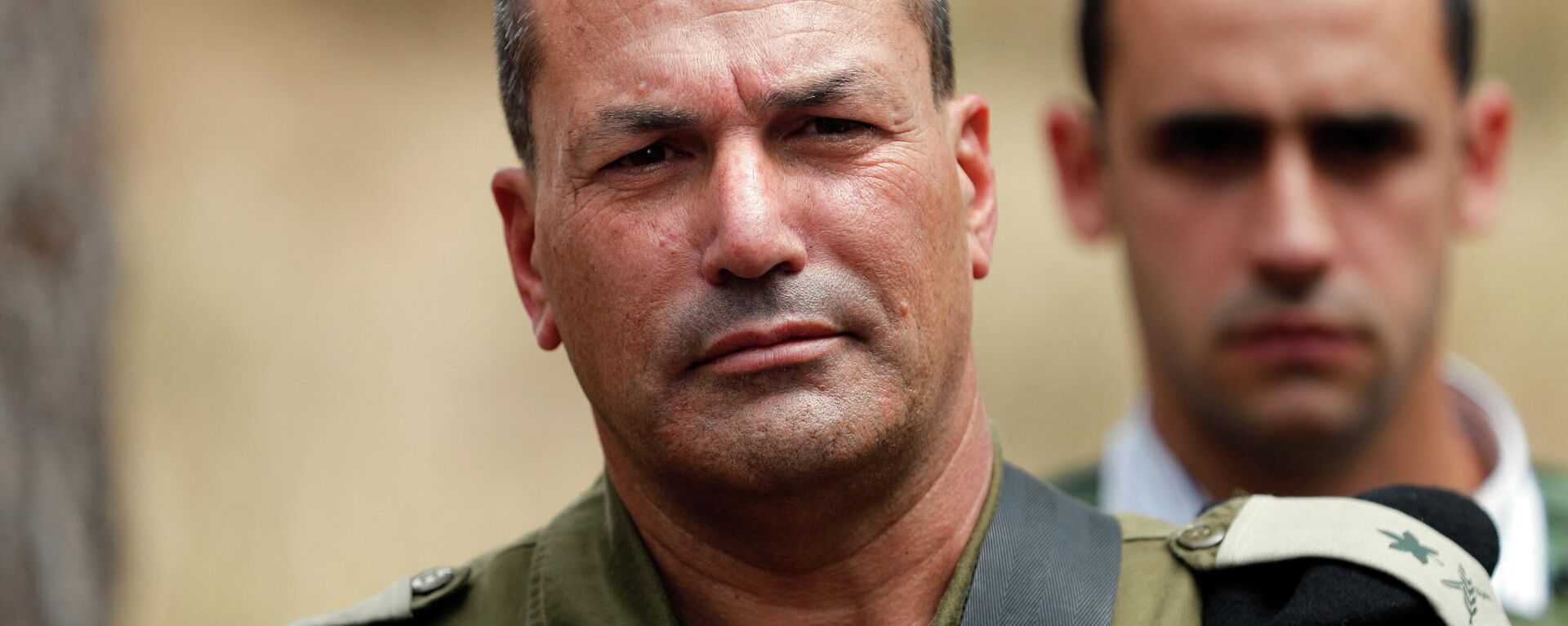 O major-general do exército israelense Eyal Zamir, chefe do comando sul, observa enquanto está perto da fronteira Israel-Gaza no kibutz sul de Nahal Oz em 20 de abril de 2018 - Sputnik Brasil, 1920, 06.07.2022
