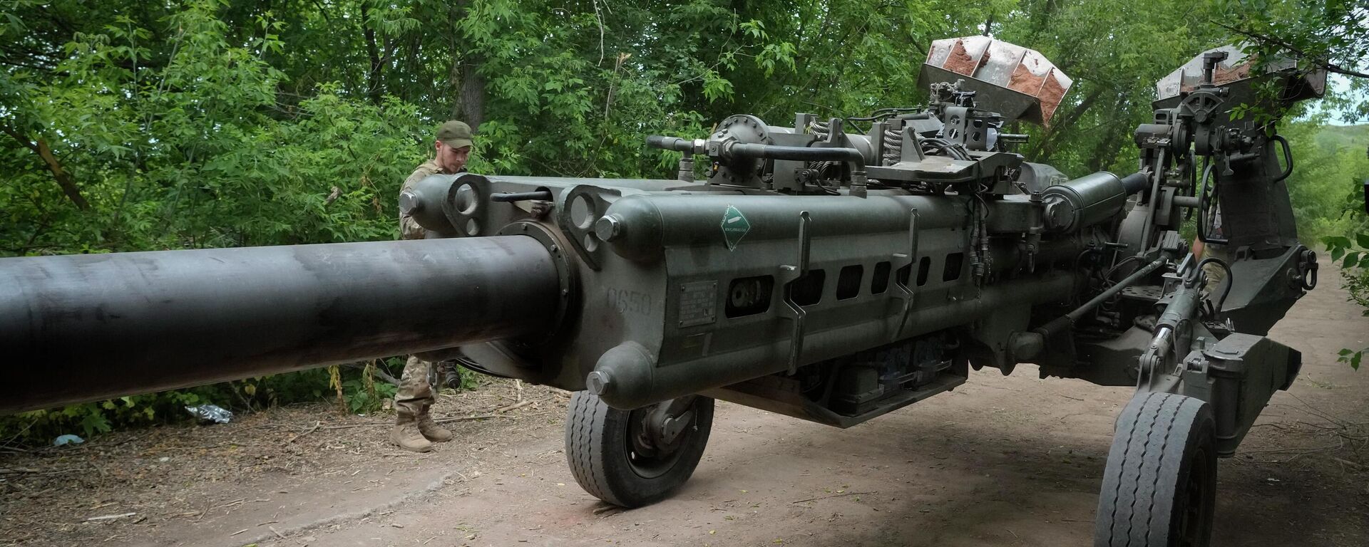 Soldados ucranianos colocam obuseiro M777, entregue pelos EUA, em posição de combate - Sputnik Brasil, 1920, 09.07.2022