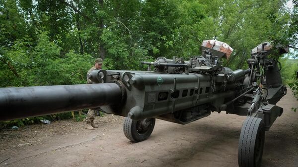 Soldados ucranianos colocam obuseiro M777, entregue pelos EUA, em posição de combate - Sputnik Brasil