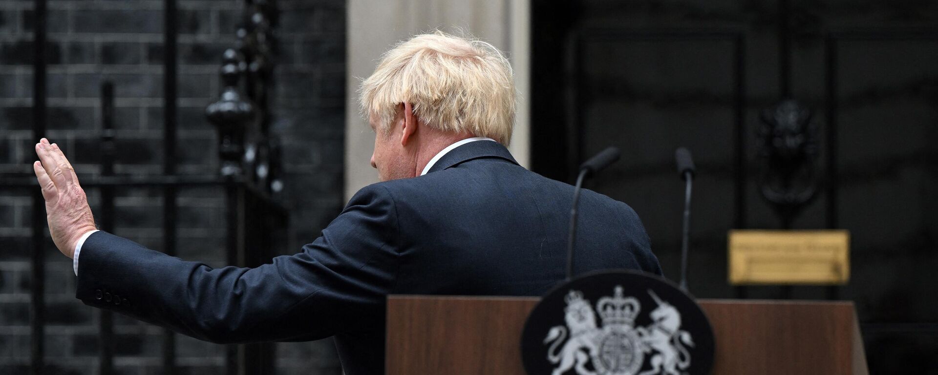 Boris Johnson, primeiro-ministro britânico, acena após declaração em Downing Street, Londres, Reino Unido, 7 de julho de 2022 - Sputnik Brasil, 1920, 07.07.2022