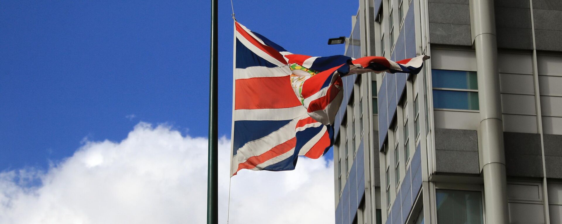 Bandeiras a meio-mastro na Embaixada do Reino Unido em Moscou por ocasião da morte do esposo da rainha britânica Elisabeth II – Philip, duque de Edimburgo, 9 de abril de 2021 - Sputnik Brasil, 1920, 28.08.2022