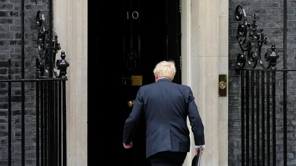 Primeiro-ministro britânico Boris Johnson depois de ler um comunicado do lado de fora de 10 Downing Street, Londres, de renúncia formal como líder do Partido Conservador, 7 de julho de 2022 - Sputnik Brasil