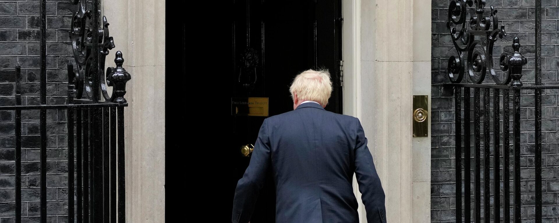 Primeiro-ministro britânico Boris Johnson depois de ler um comunicado do lado de fora de 10 Downing Street, Londres, de renúncia formal como líder do Partido Conservador, 7 de julho de 2022 - Sputnik Brasil, 1920, 07.07.2022