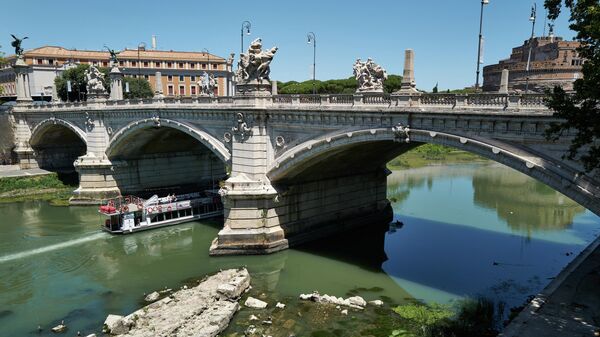 Foto mostra o baixo nível das águas do rio Tibre perto da Ponte Vittorio Emanuele II, revelando uma antiga ponte construída sob o reinado do imperador romano Nero, 2 de julho de 2022 - Sputnik Brasil