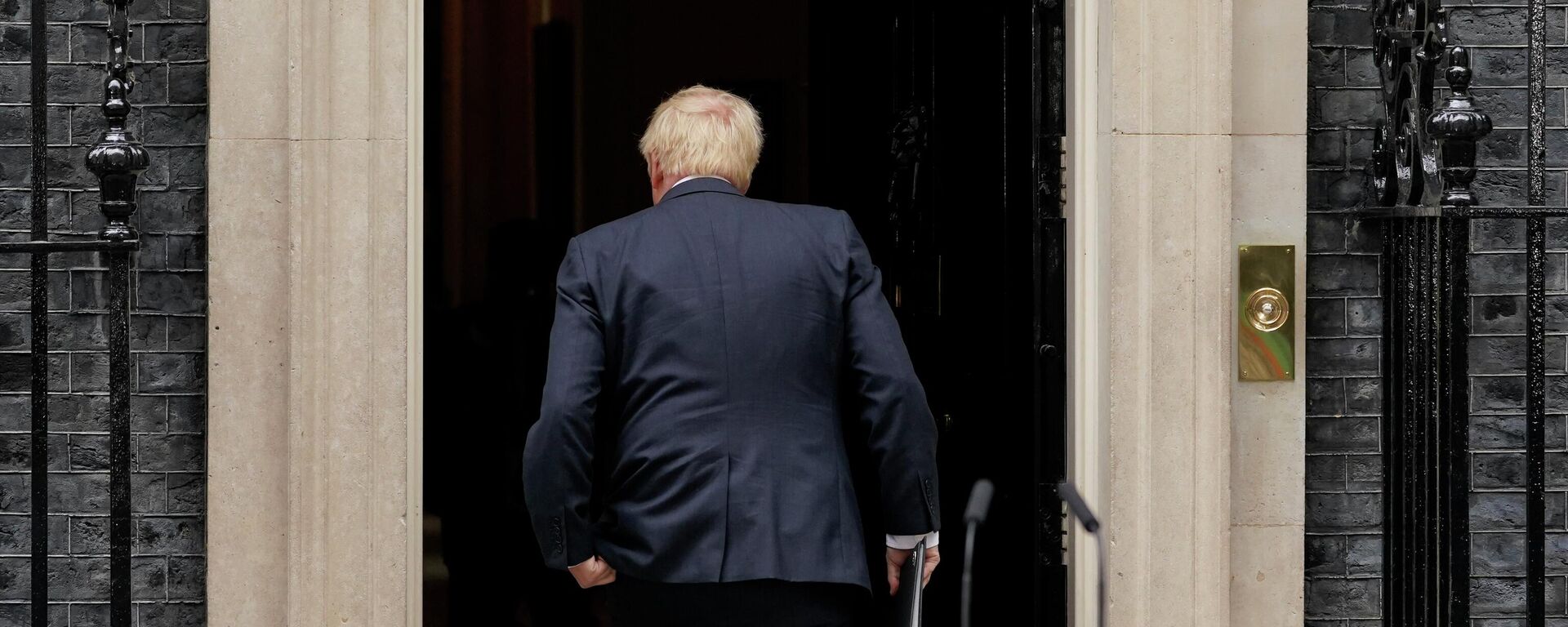 O primeiro-ministro Boris Johnson entra na 10 Downing Street, depois de ler seu comunicado de renúncia, 7 de julho de 2022 - Sputnik Brasil, 1920, 08.07.2022