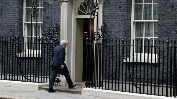 O primeiro-ministro britânico, Boris Johnson, volta à 10 Downing Street, no centro de Londres, em 7 de julho de 2022 - Sputnik Brasil