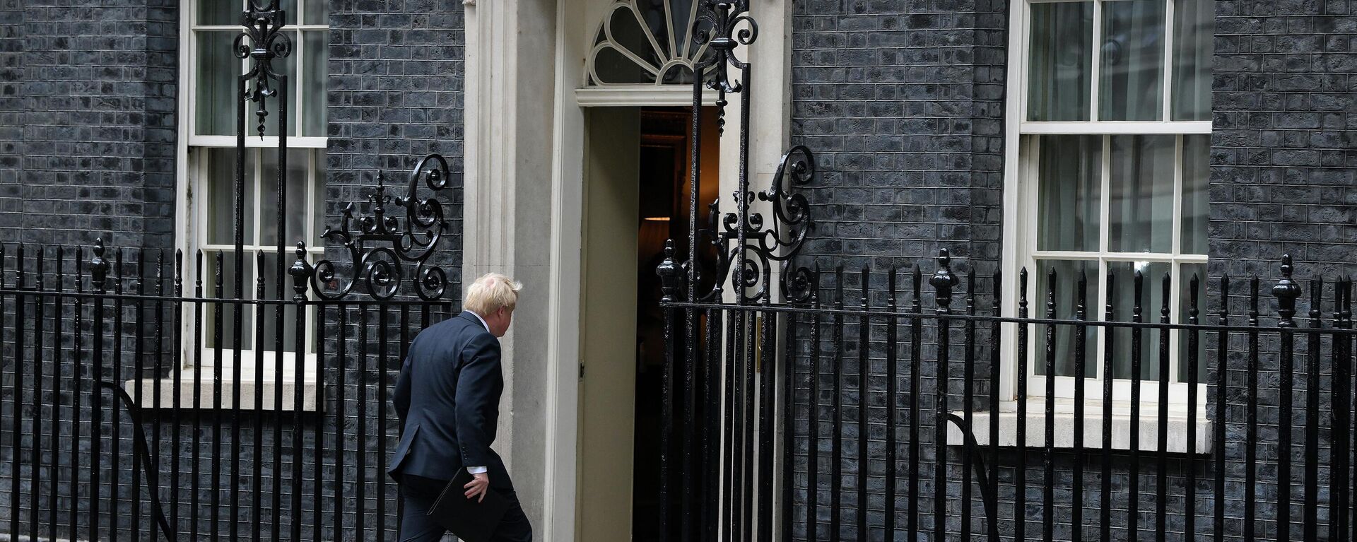 O primeiro-ministro britânico, Boris Johnson, volta à 10 Downing Street, no centro de Londres, em 7 de julho de 2022 - Sputnik Brasil, 1920, 07.07.2022