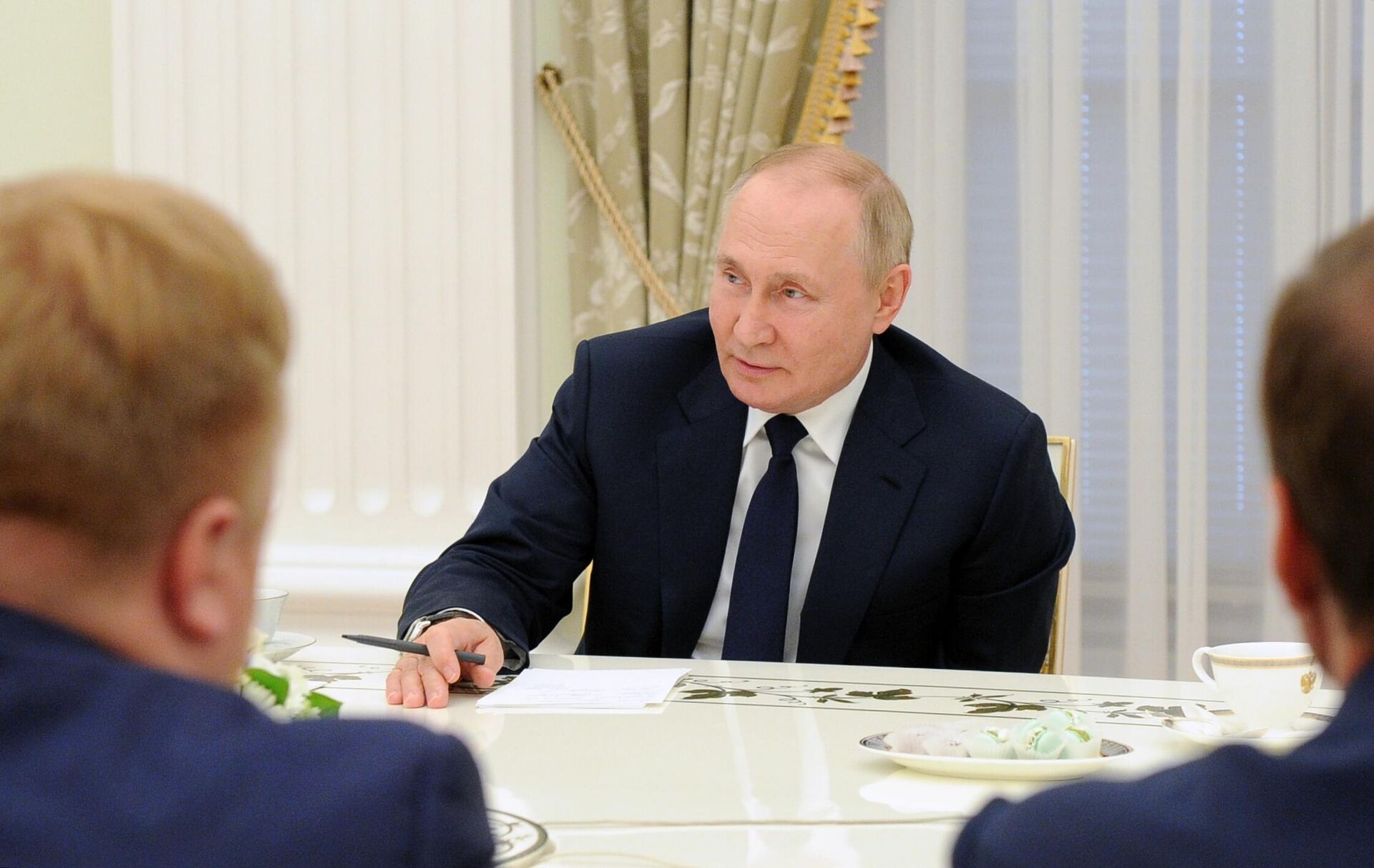 O presidente da Rússia, Vladimir Putin, durante uma discussão com os vencedores do concurso Líderes da Rússia - Sputnik Brasil, 1920, 07.07.2022
